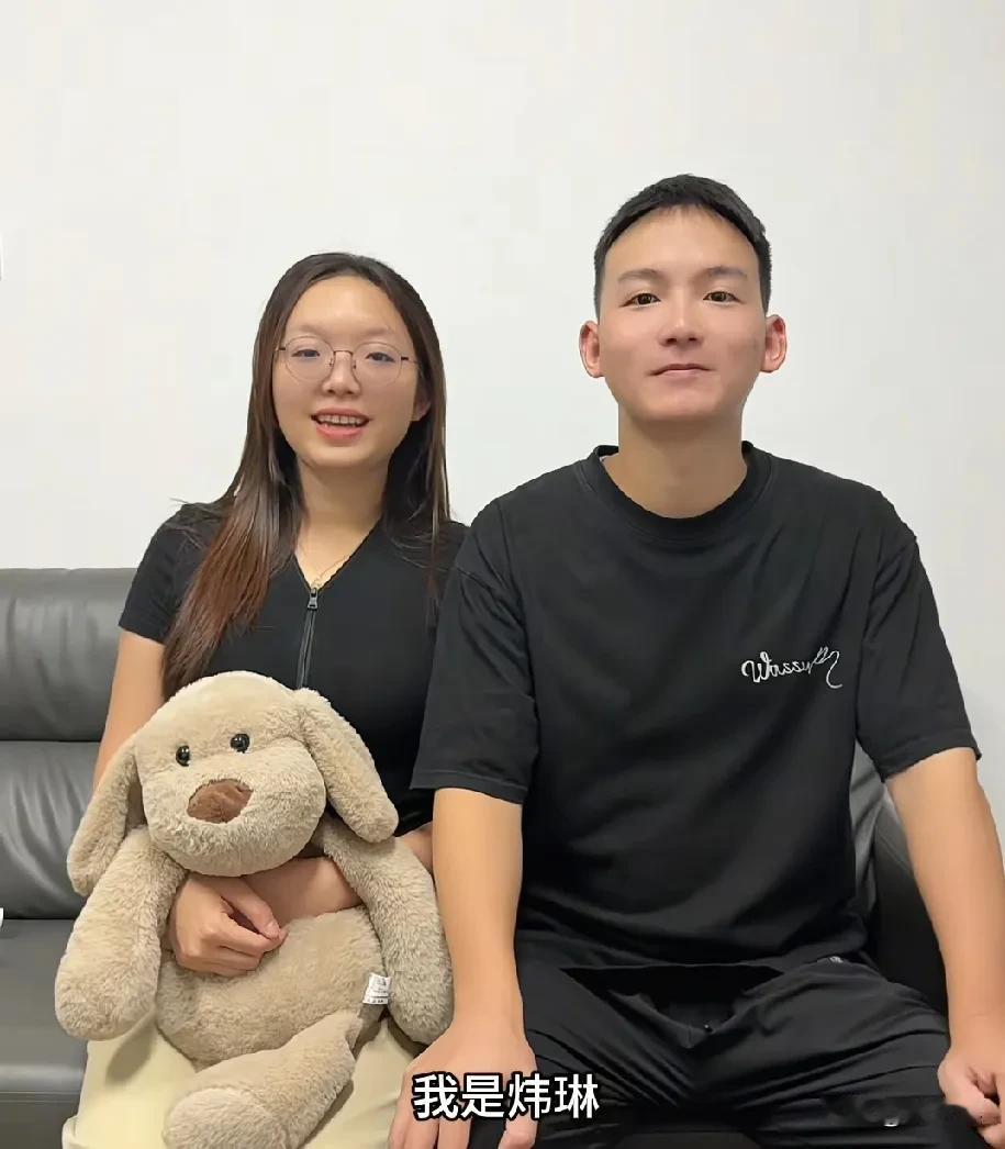 原来大妹名字叫琳琳，哥哥在傍边这真是底气满满啊，原来妹妹在家里是老大，不能像妹妹