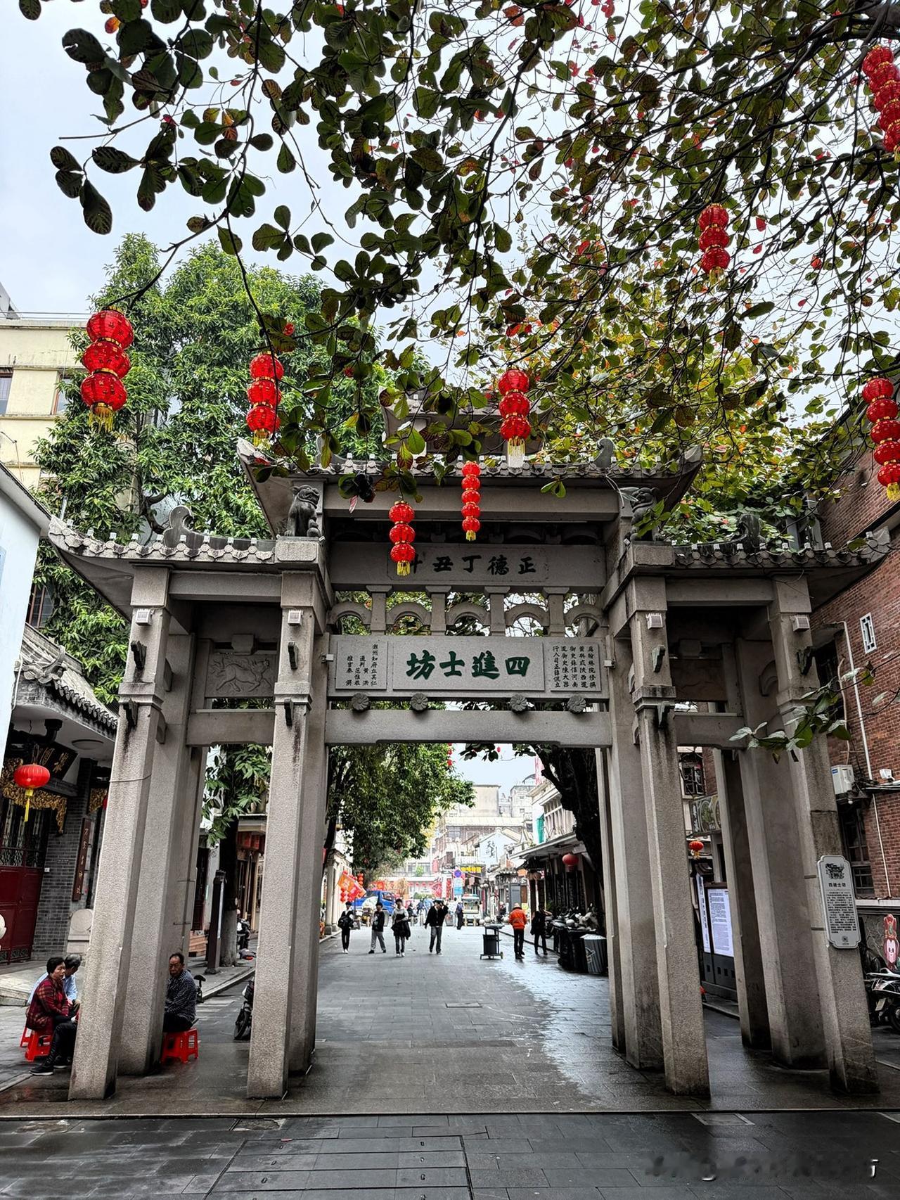 游览潮州牌坊街，令人震惊和销魂。

广东省潮州市，是一座国家级历史名城。有着“中