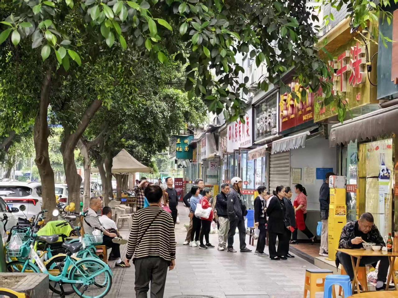 黄伞肺片，五一节前，一大早就开始排队了，有很多成都人打算居家过小长假了吗？