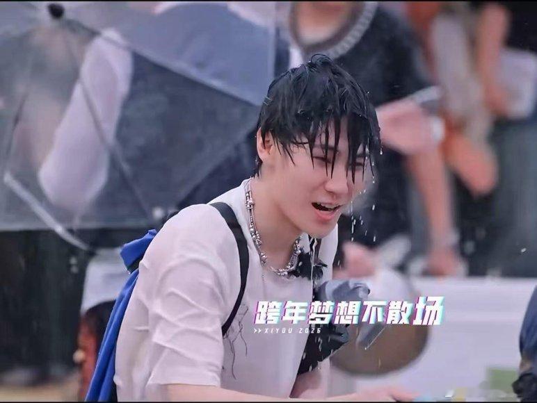 张真源用脸接鞋张真源你脸接鞋这段我能笑一年，综艺效果是你亲自给的是吧哈哈哈这是我