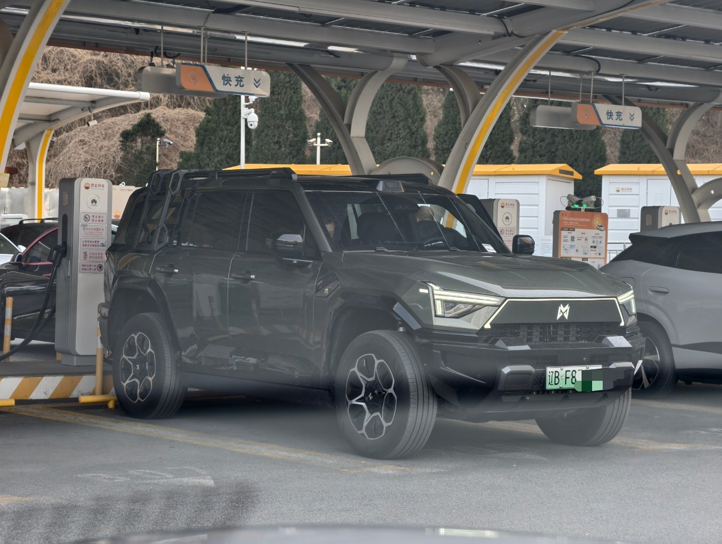 实车看起来很有气势、的确很猛啊很车主聊了一下，他们纯电续航还有20%多一点，系统