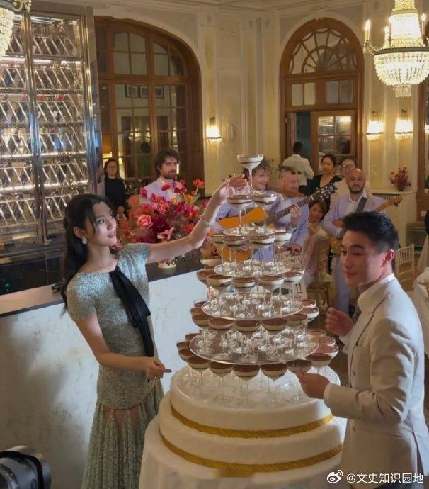 谷爱凌奚梦瑶婚礼晚宴合照近日，奚梦瑶与何猷君在法国举办的婚礼欢迎晚宴合照意外刷屏