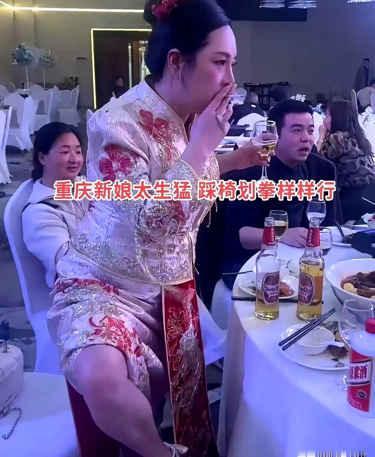 重庆这场婚宴闹得沸沸扬扬，画面里那位38岁的二婚新娘，确实打破了太多人的固有认知