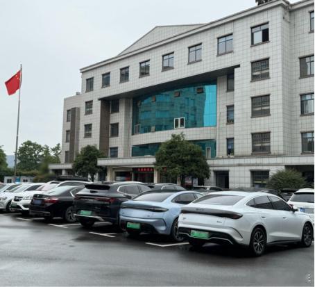 清晨的机关大院里，比亚迪越来越常见！没有要求，全是公务员群体的自发选择 —— 公