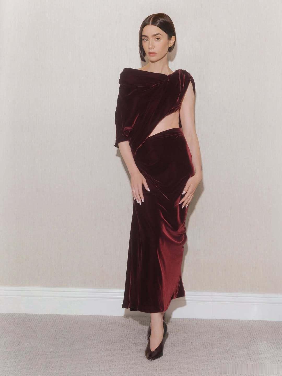 Lily collins莉莉柯林斯昨天在洛杉矶出席PaleyFest电视节宣传《