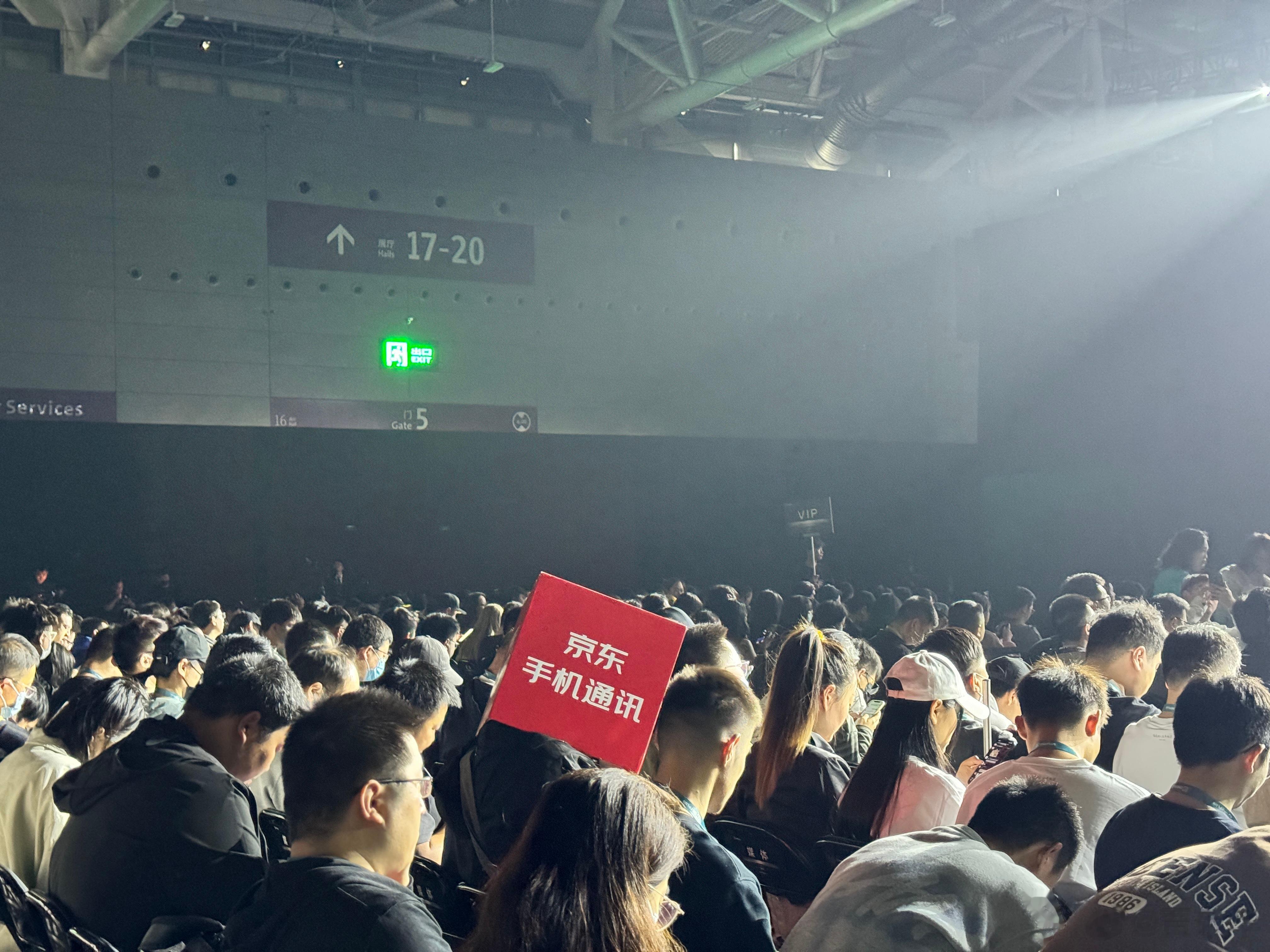 发布会上遇到了这个显眼包，过来面基，速度慢了打你pp[doge][doge] ​