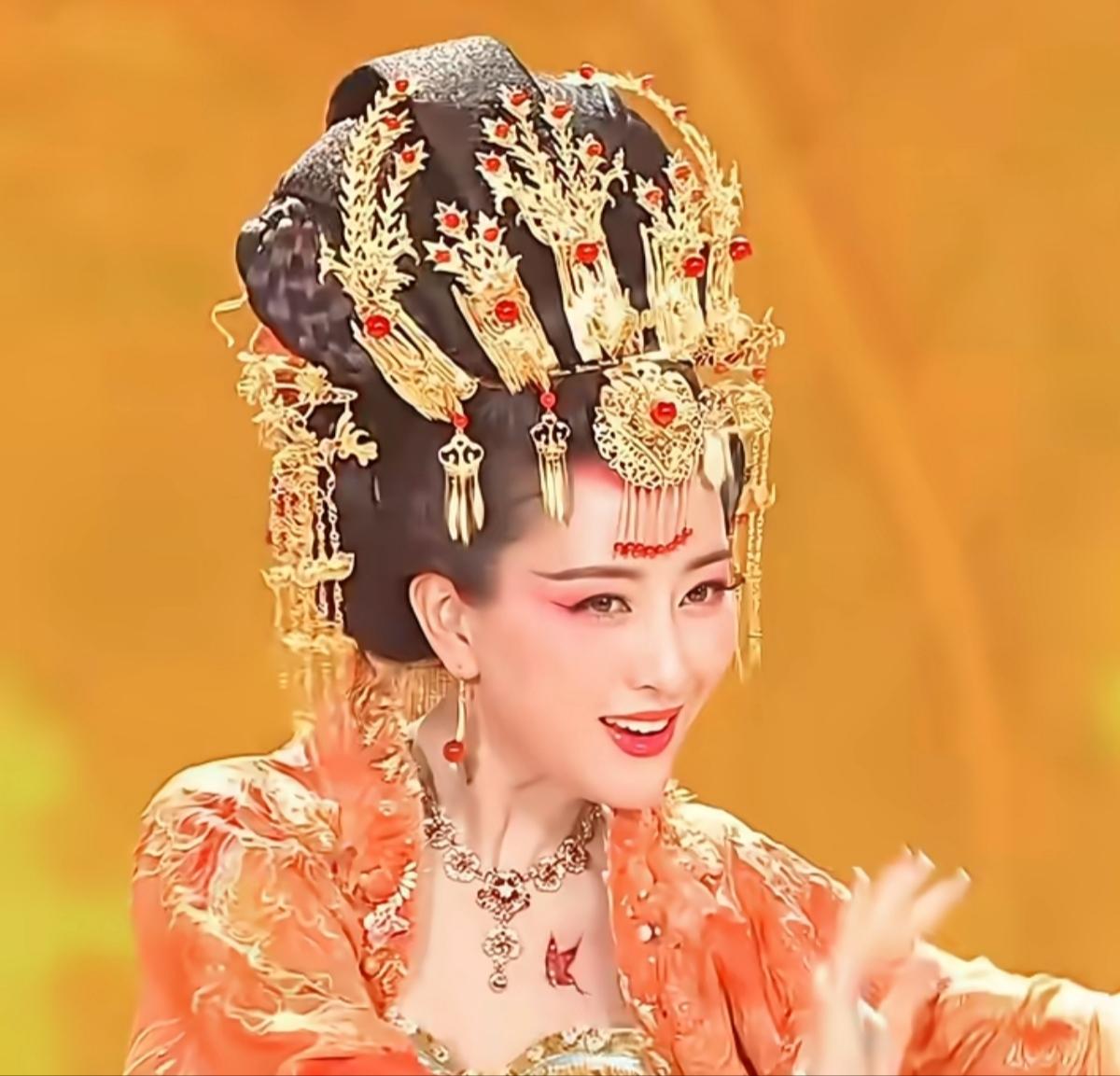中国古代的四大古典美人，戴着华丽的头饰，穿着华美的服饰。或轻歌漫舞，或眼波流转。