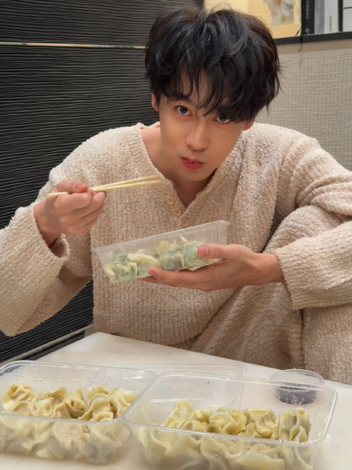 田栩宁吃饺子live图田栩宁嗯好吃哦 田栩宁吃饺子live图，田栩宁嗯好吃哦，谁