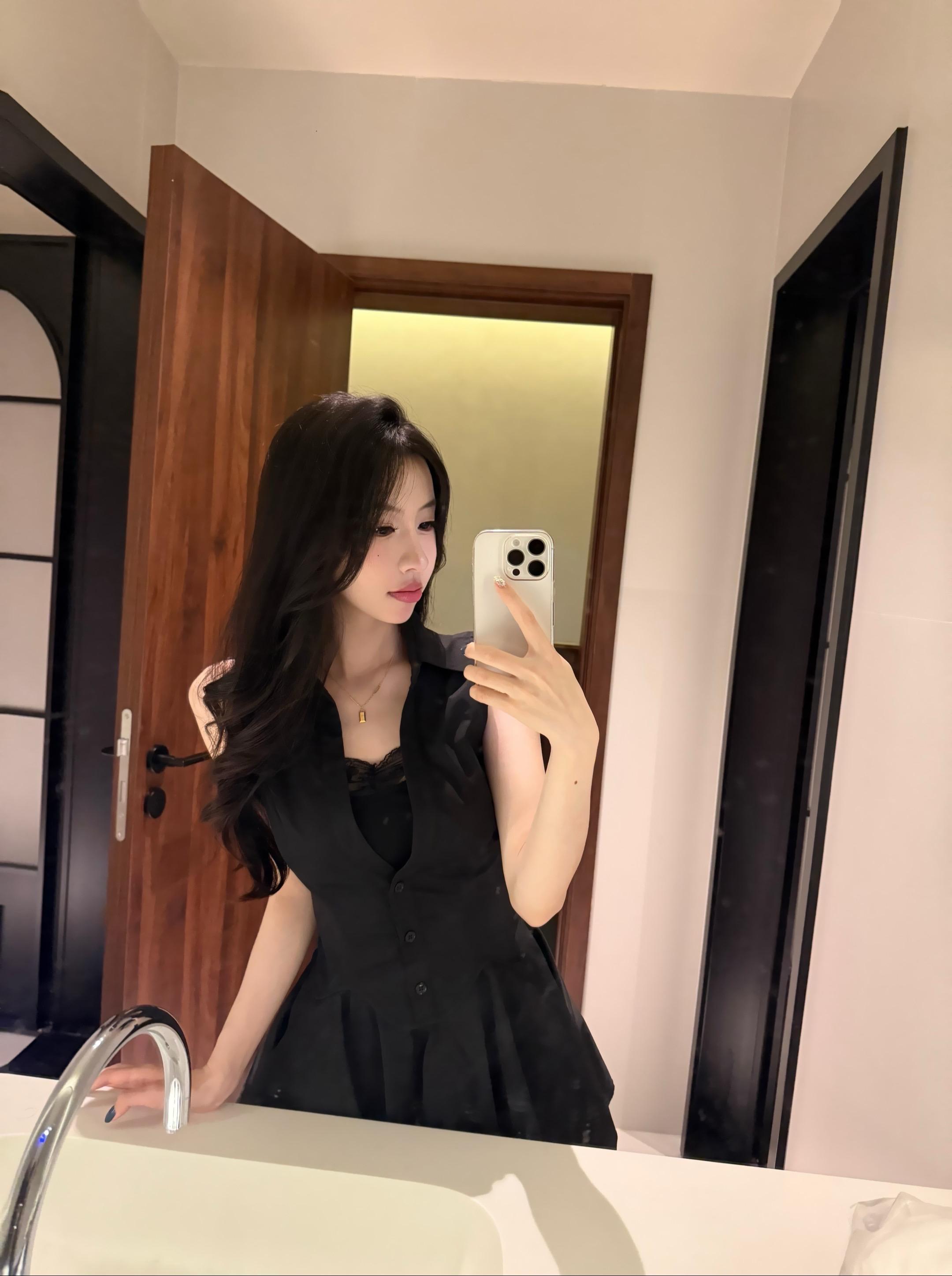 你摸摸我的衣服 看看是不是做你老婆的料