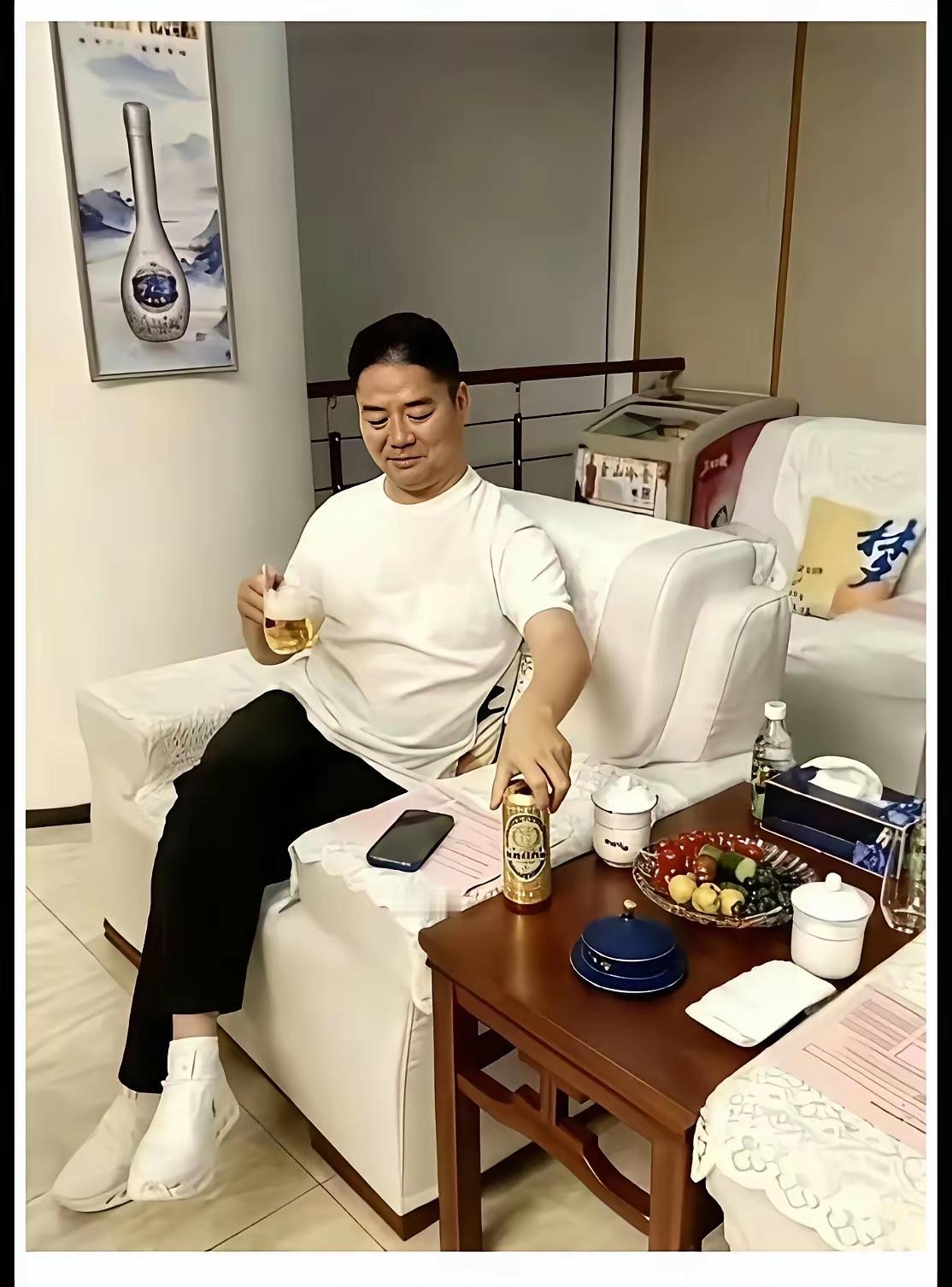 东哥喝的啤酒是什么牌子的，看上去非常好喝