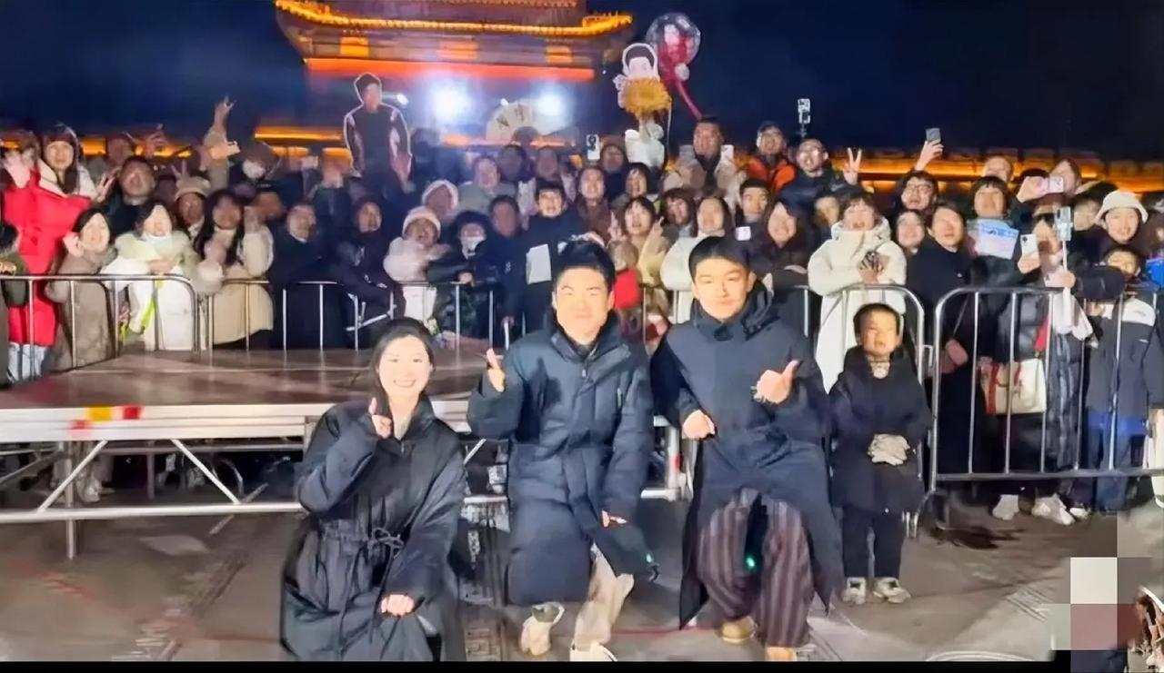 这合影也太搞笑啦！
   
    怪不得有人说这个合影，笑了800遍都不够？我