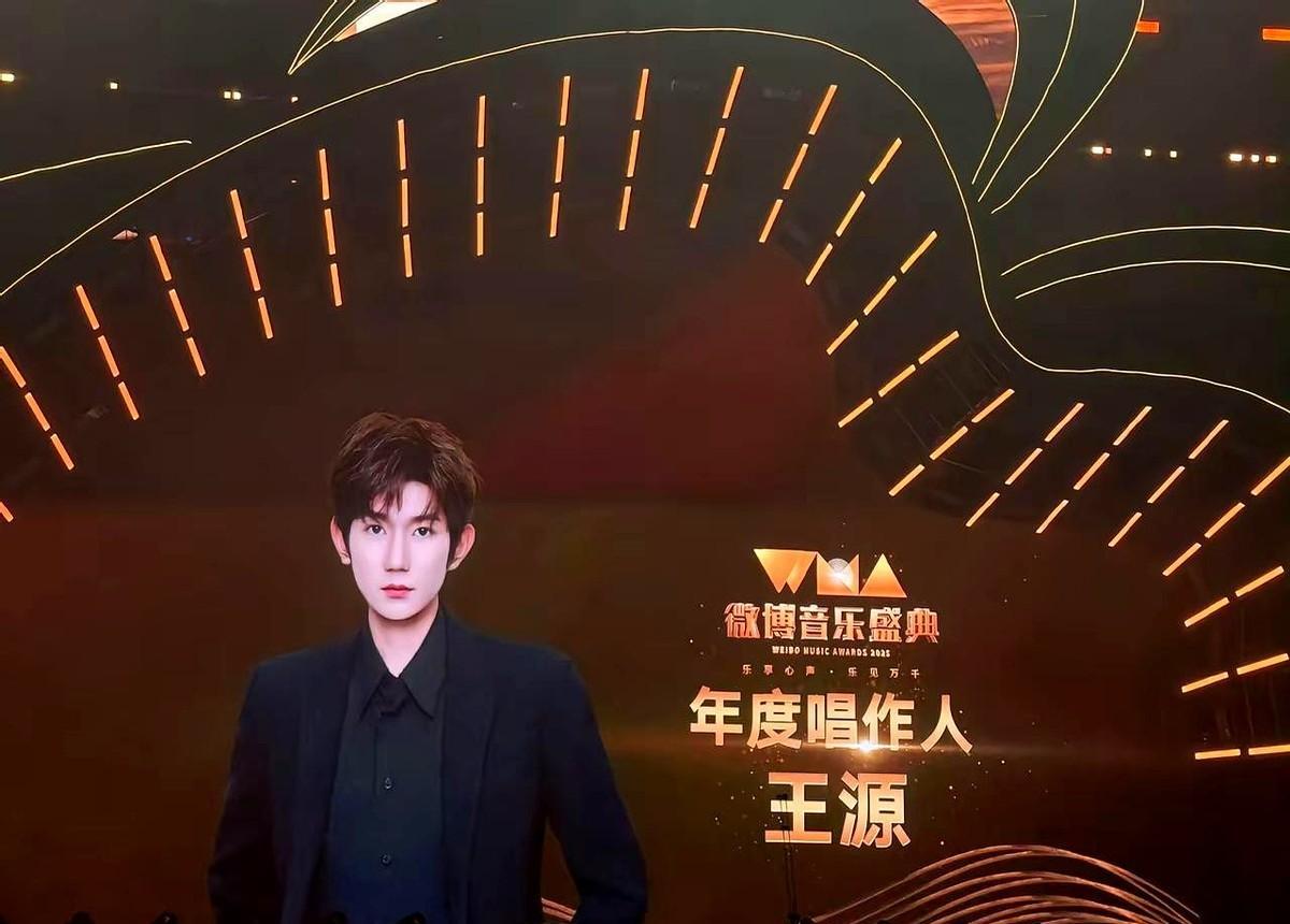 “伯克利毕业”又被嘲水？
第二句：00后第一个入围金曲奖“最佳作曲人”的大陆名字