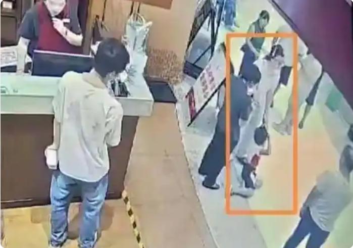 自作自受！长沙 “熊小仙女” 的后续来了，央媒表了态，马来西亚大学也给出了回应，