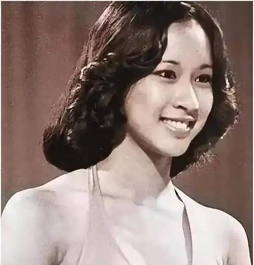 她被称为香港最聪明的女人，甘愿放弃百亿家产净身出户，也要与规矩森严的豪门家族断绝