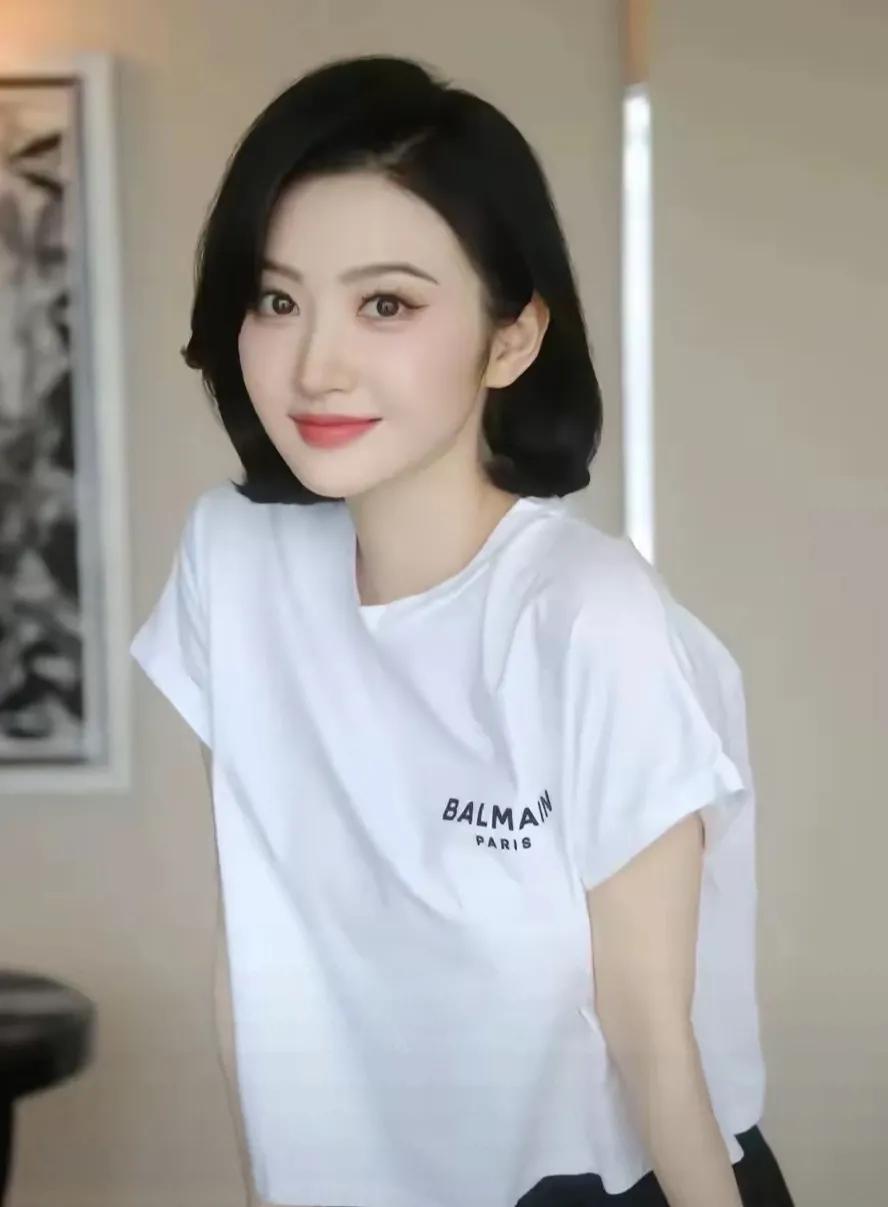 在这个快节奏的都市，张伟和小雅的爱情故事就像一股清流，让人感到温馨。张伟，一个勤