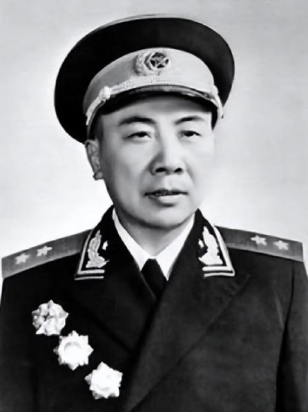 1984年，开国中将曾思玉退休后，到大连一水库钓鱼，钓着钓着，水库负责人走了过来