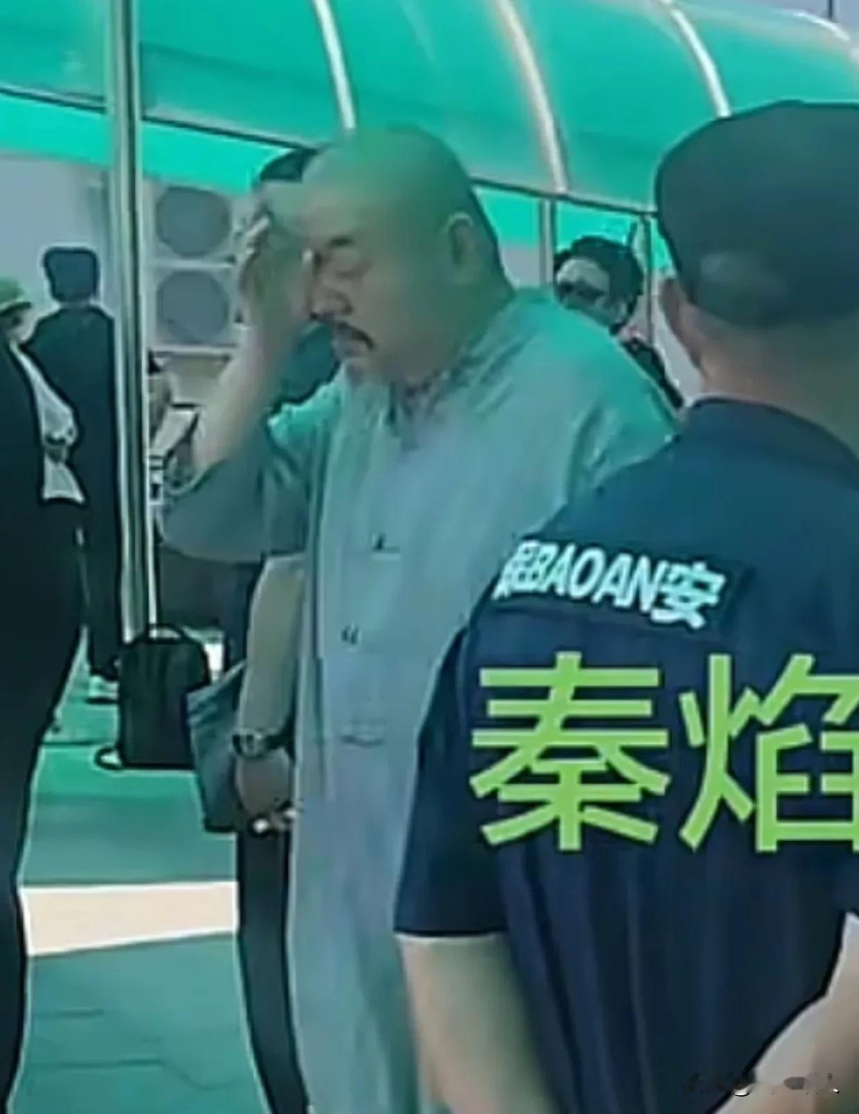 老戏骨”秦焰追悼会，多位圈内好友现身送别，谢宁走出来的时候，忍不住擦拭泪水，刘惠