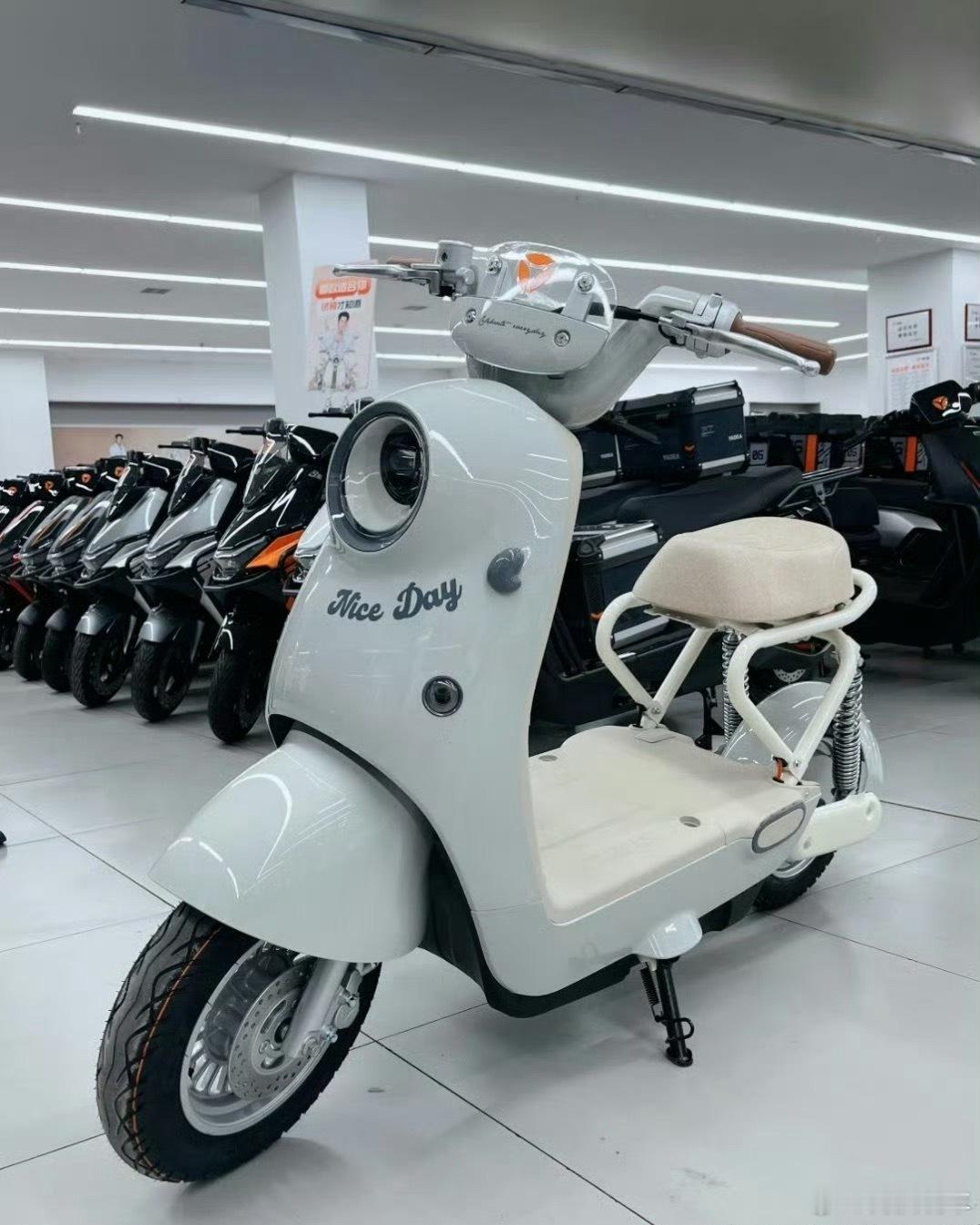 雅迪毛豆车型雅迪电动车致歉，主打一个听劝。虽然很多人吐槽说它家车设计不合理等等问