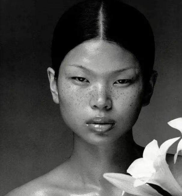 [太阳]1999 年，18岁的吕燕去面试模特，她满脸雀斑，一个男人对她说：“你真