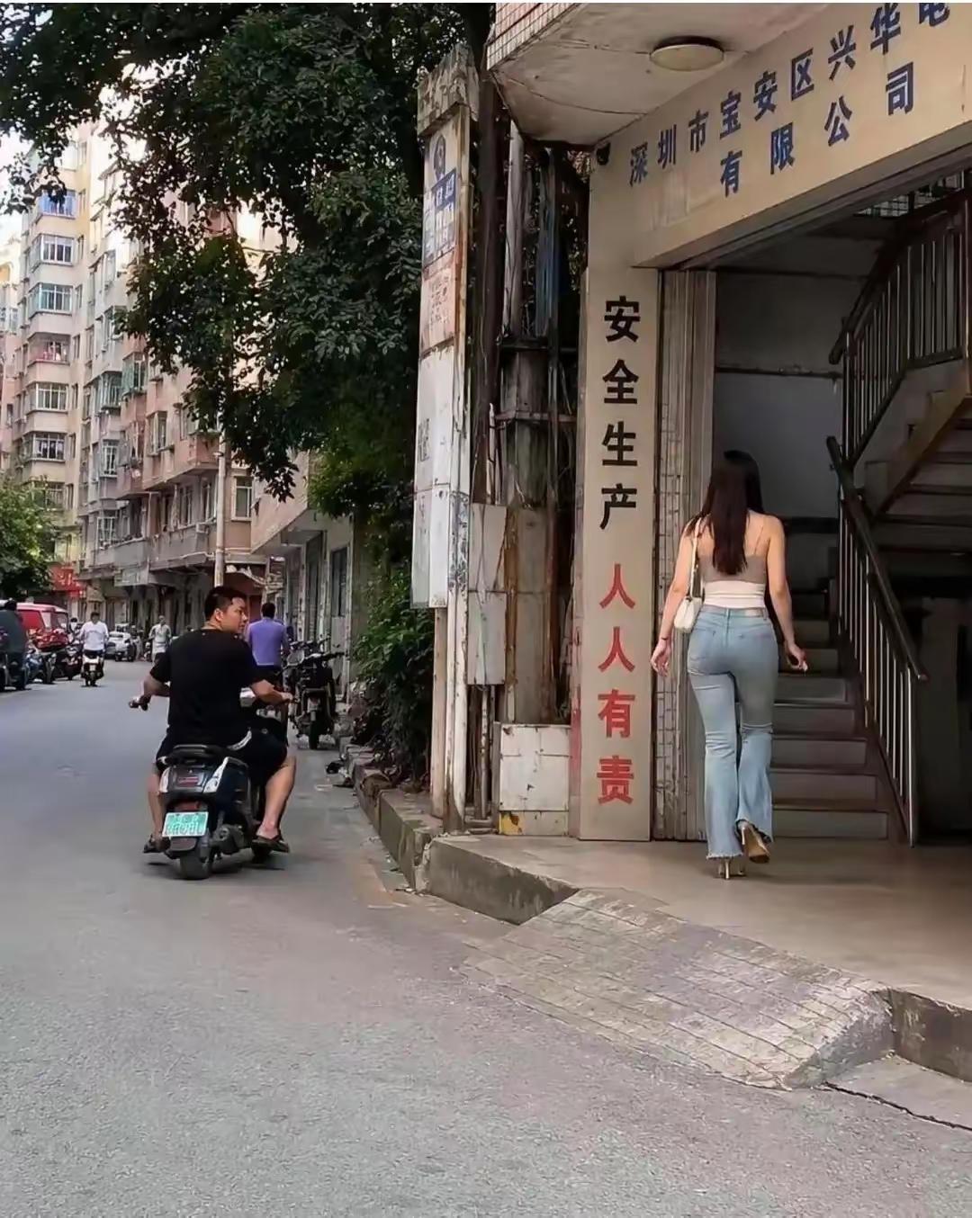 大哥不要再看了，再看也不是你的老婆。