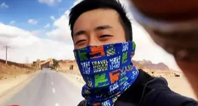 2020年，一约旦司机掏出了刀子，示意中国游客掏5000元打车费，小伙摸了摸口袋