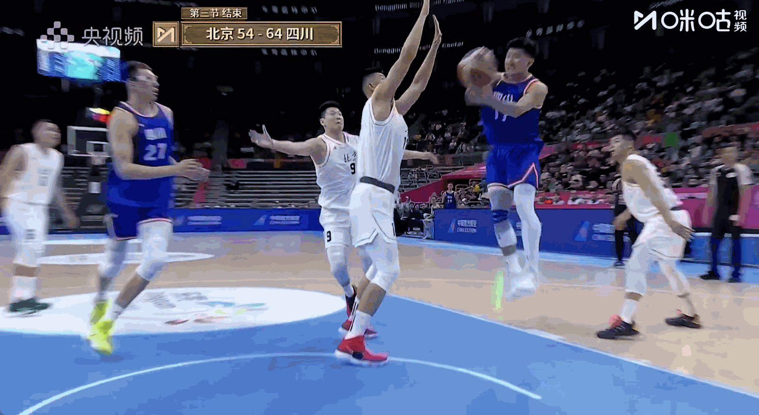 四川击败北京晋级全运会四强，下半场开场周琦和胡金秋组成的双塔轮番冲击内线，建立了