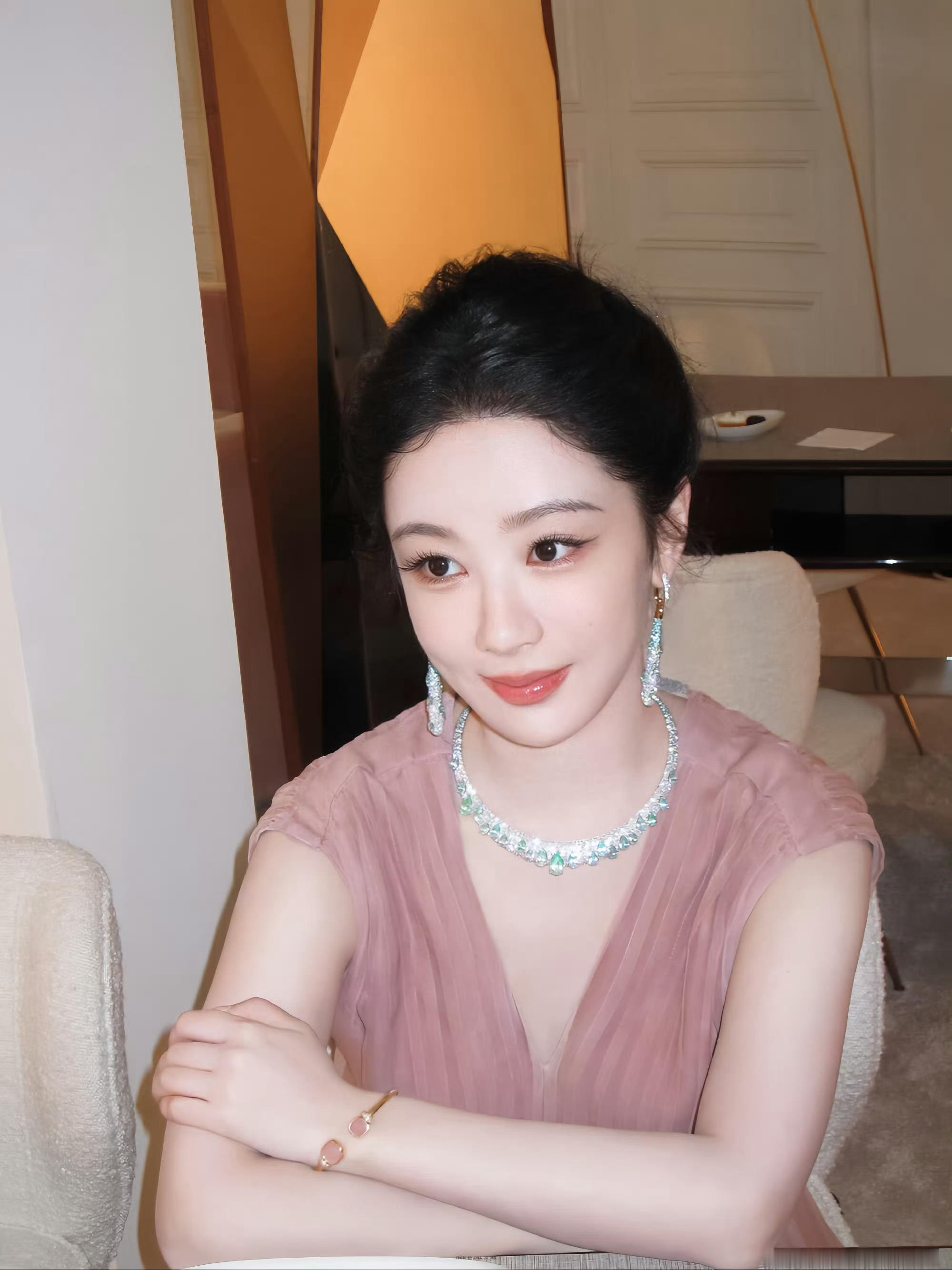 宝曼兰朵全球品牌代言人杨紫 我的心为你而跳，我的脚陪你走天涯海角，我的手拉着你幸