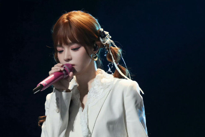 谁的青春 DNA 被唤醒了！黄霄雲《此生不换》开口即共情，通透嗓音搭配全场大合唱