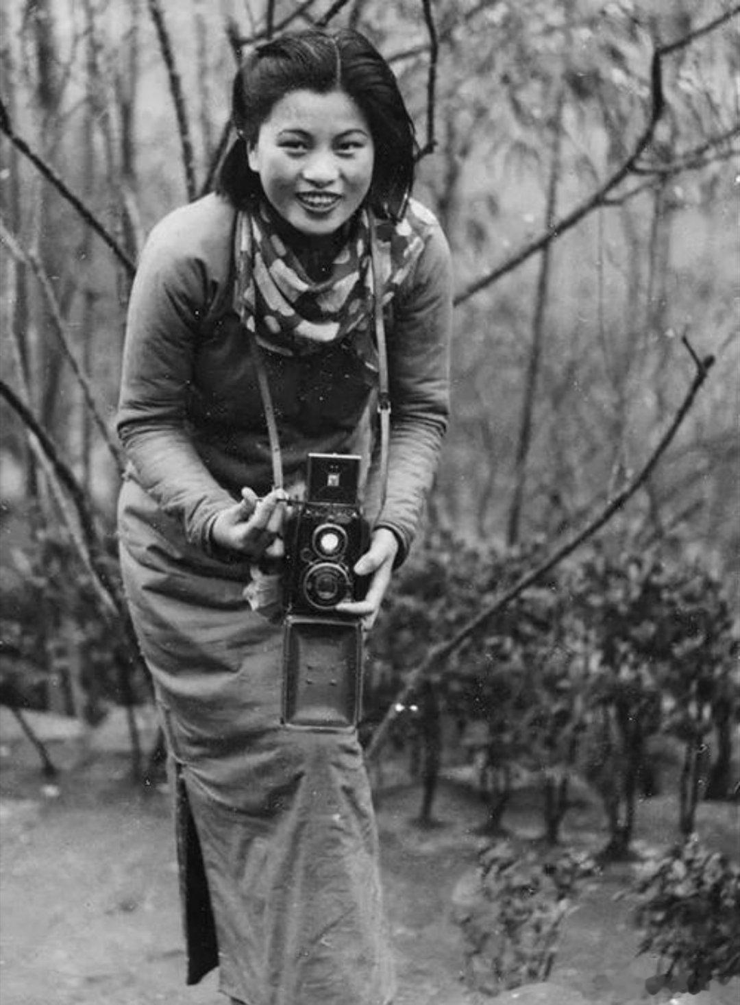 2015年南昌象山路拆迁，一家叫“真光照相馆”的老铺子后院，工人铲开墙角土坯时，