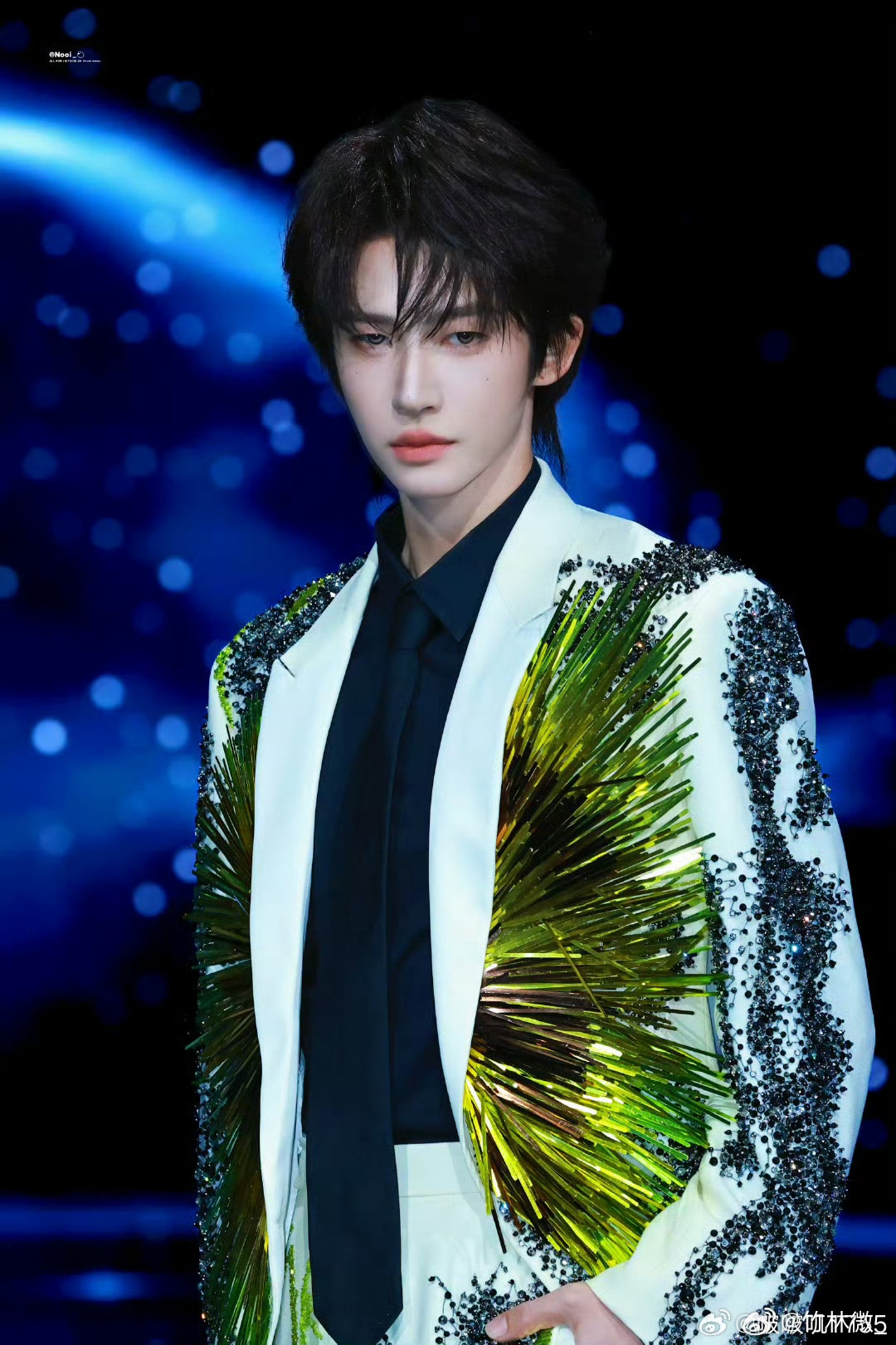 刘宇的眼神刘宇转身回眸直接杀疯！黑色亮片西装贵气爆棚，脸又绝气场又炸，红毯表现力