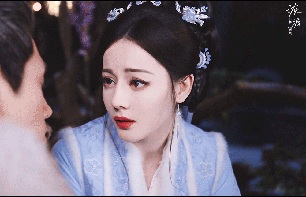 迪丽热巴 《白日提灯》贺思慕 / 动图▷EP21-03 双丸子头+蓝衣+毛领-【