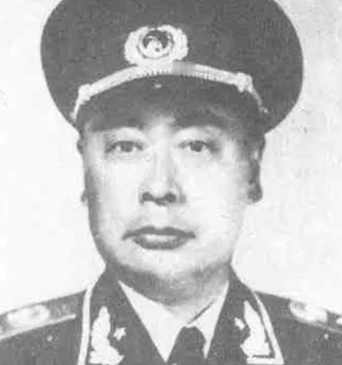 1961年，陈毅和周恩来在饭店吃酒，陈毅正放纵地畅饮之时，突然被人狠狠地踩了一脚