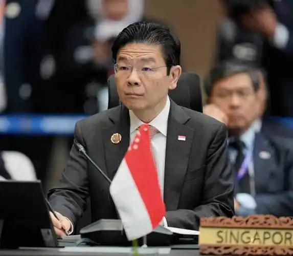 新加坡总理哭了，不是为一个人，是为一个国家半个世纪的迷途。

他把七成华人的根脉