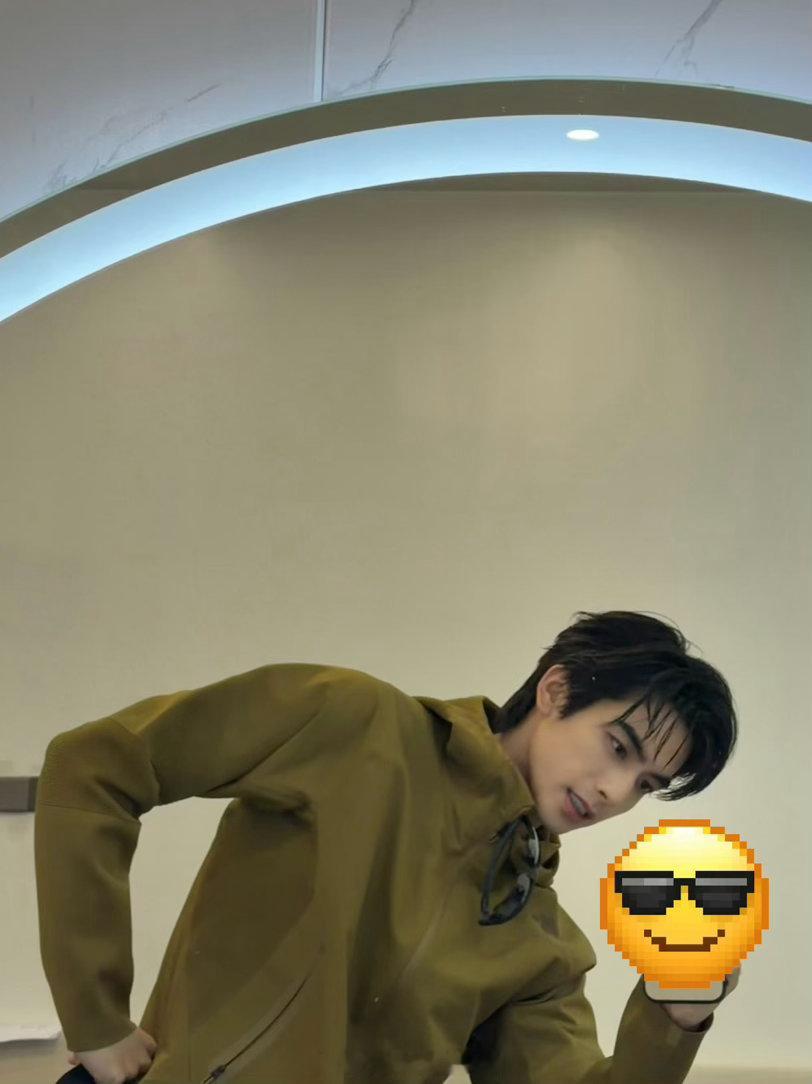 宋威龙在看剧本了宋威龙说手里一两个不错的剧本 哇塞了啊，看来过不了多久，就能看到