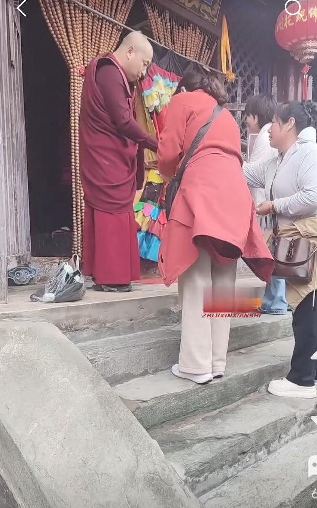大妈真是有钱，向寺院僧人相赠。
僧人也是来者不拒，多多益善。
网友说，你不做亏心