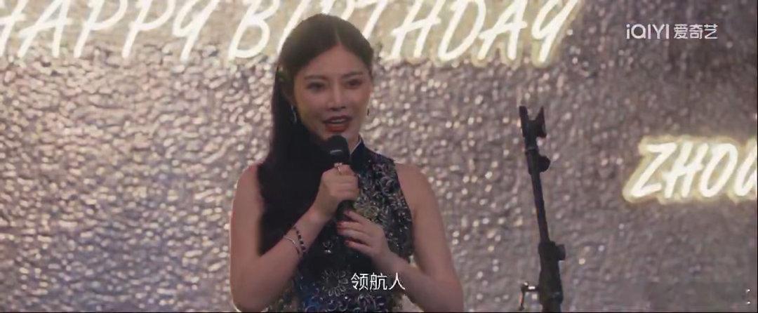 徐冬冬低智商犯罪出场镜头 别的不说，徐冬冬这一出场直接拿捏全场，港风造型氛围感拉