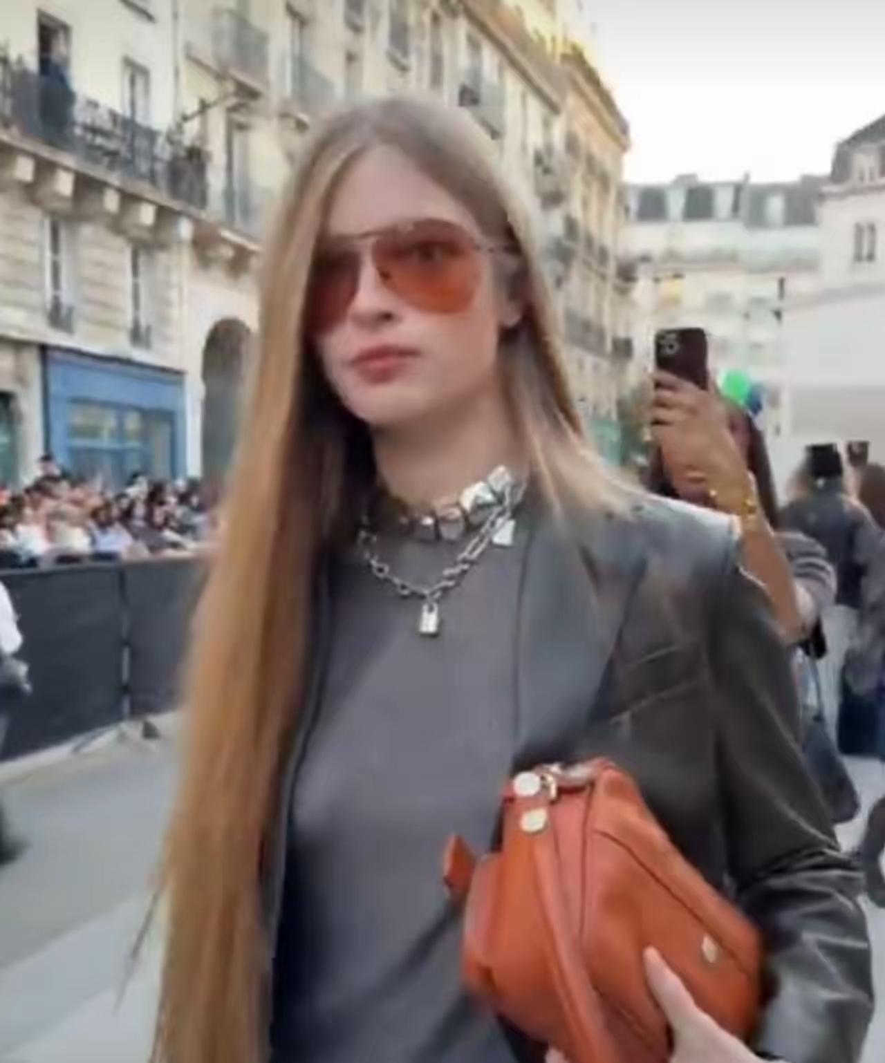 马斯克的变性女儿薇薇安在巴黎走秀真是风情万种，说比金星好看、更有女人味，这评价真