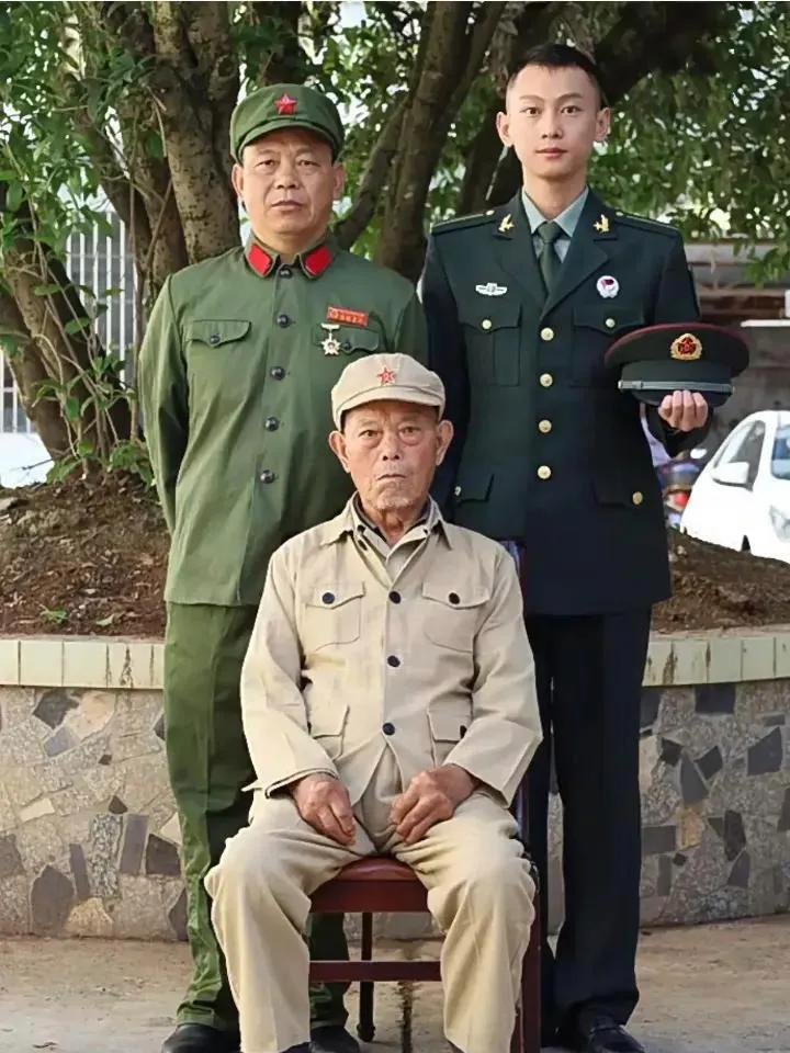 “这是一家三代军人的留影，老爷子肯定是上过战场杀过敌人的，那眼神好犀利，一看就充