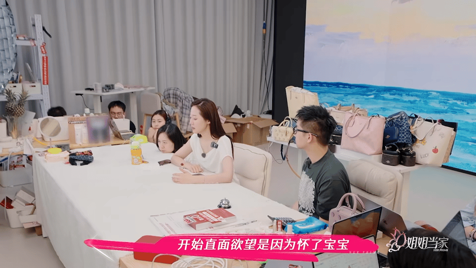万千惠说直面欲望不丢人 万千惠在《姐姐当家》花絮里泪崩回应恶评，从被“图钱”言论