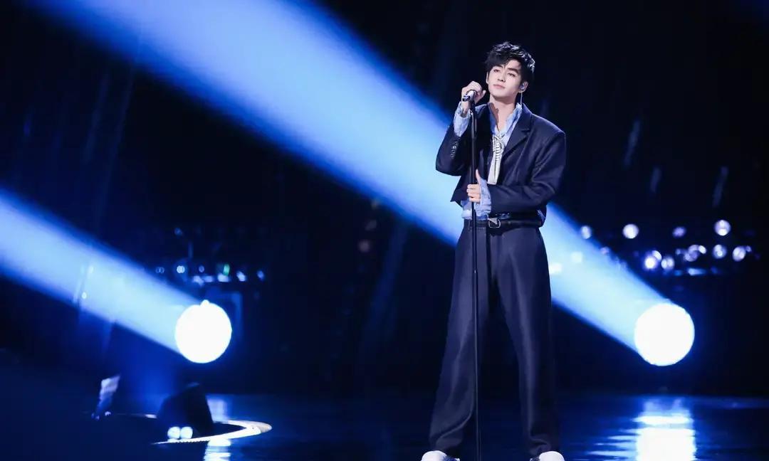 节目叫《声鸣远扬》，那英坐主位。
 
她夸张卓尔“完美”，别人摇头。
 
苗梦初