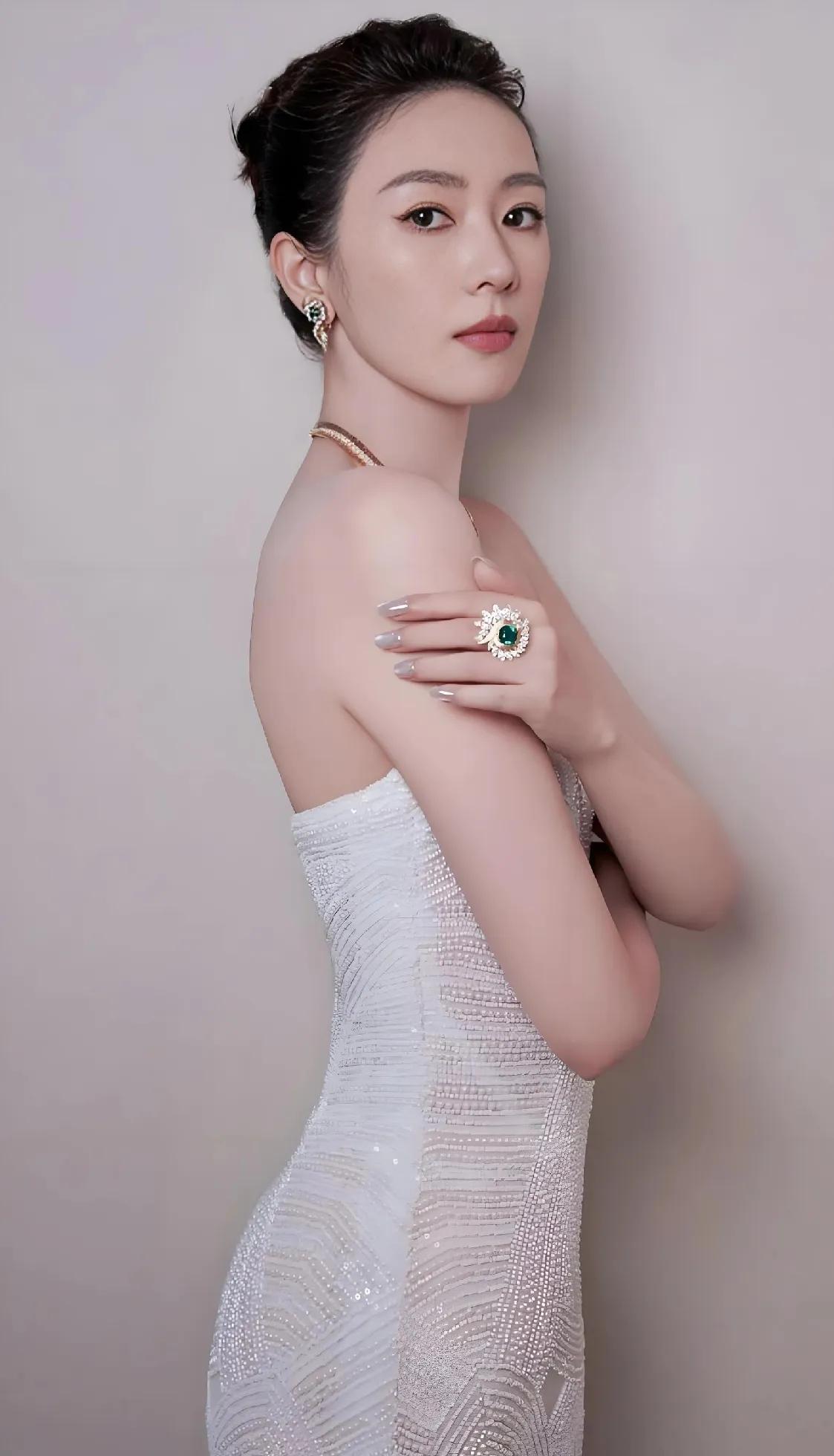 可柔可飒说的就是童瑶吧。
一袭白裙温婉贵气，一身白西装又干练潇洒。
两种风格轻松