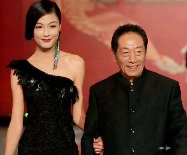 就说这俩人相差37岁，能一起生活十年也算是真爱了！就是王奎荣的年龄比岳父大4岁，