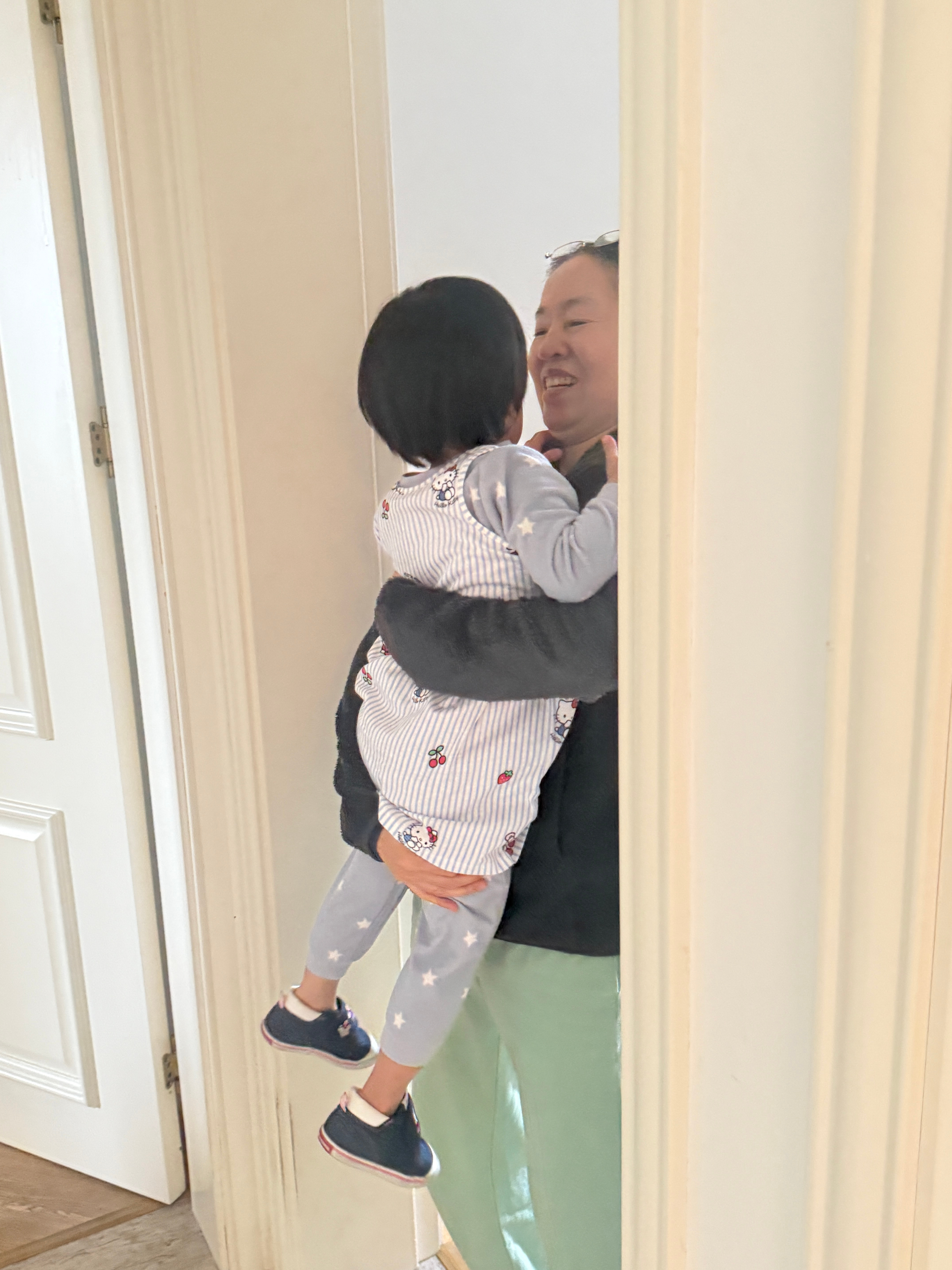 正在排练假装我们接球宝幼儿园放学，她在班级门口自己穿鞋子，穿好以后全家鼓掌挥舞手