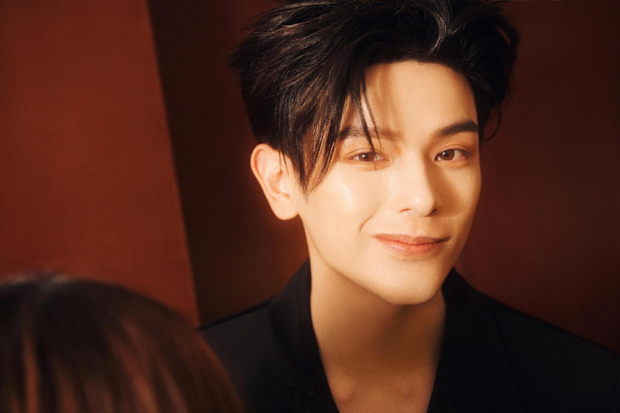 姚弛何聪睿后台热聊 让粉丝决定红毯造型的偶像也太稀有了吧！姚弛就是惊喜本身，全新