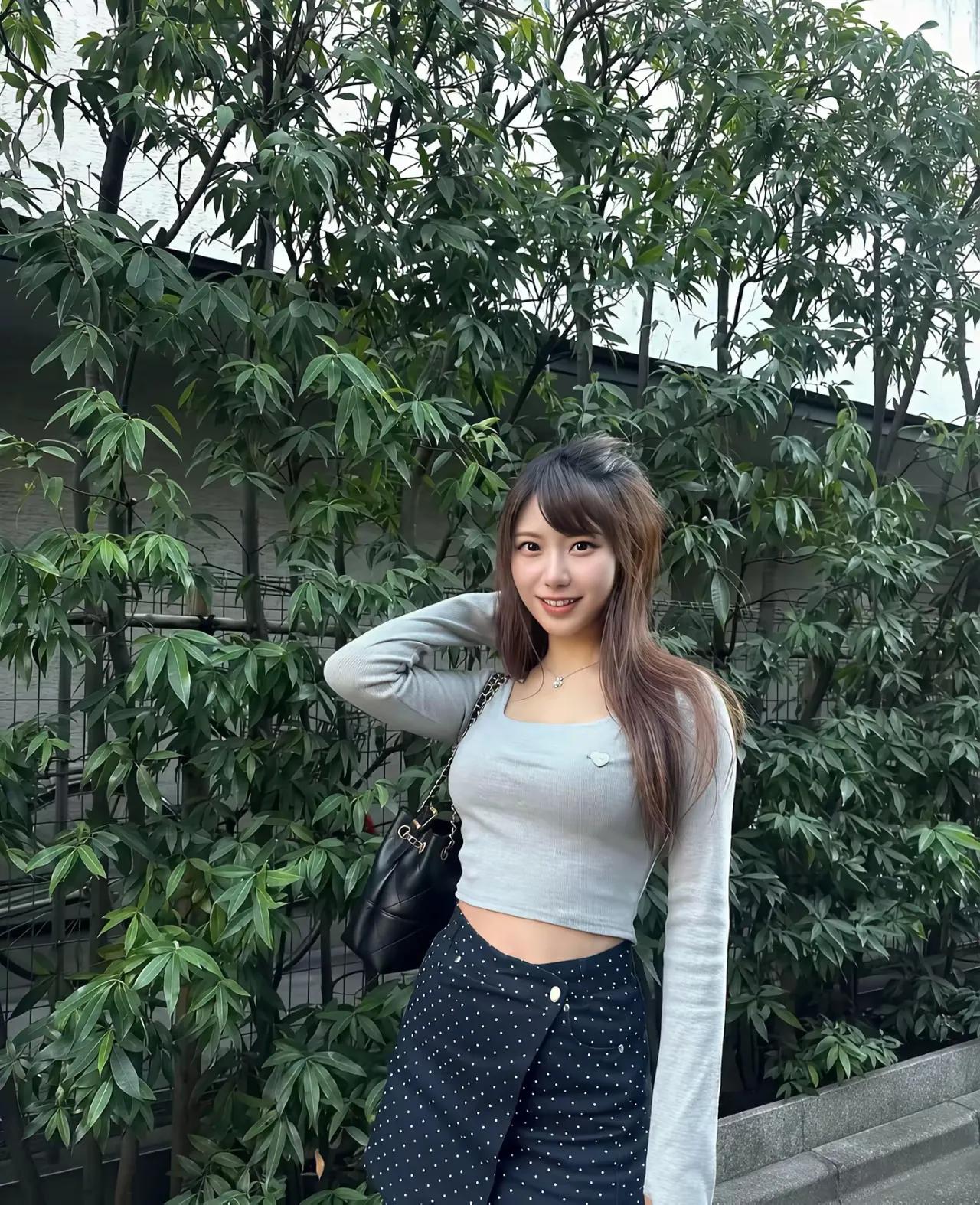 我有个大学同学。
她从小就发育的很好
读小学的时候就穿上胸罩了
小时候不懂这些，