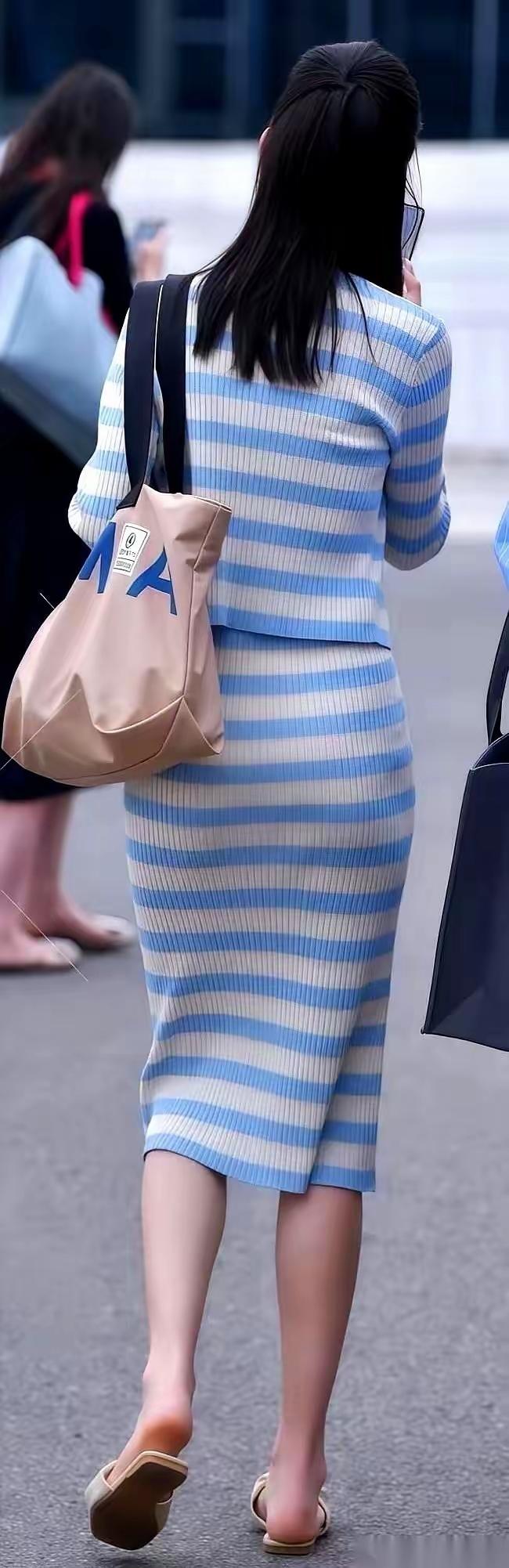 谢谢邀请，试对下联：

上联：月映荷塘秋色艳，
下联：烟笼柳岸晚风柔。

上联“