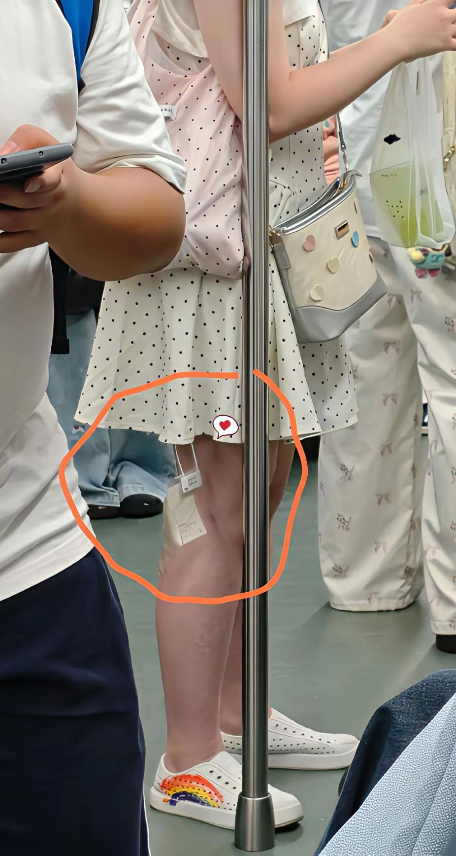 地铁上，发现一个姑娘很特别，不是说她长得很特别，而是发现她裙子上的吊牌没有摘，肉