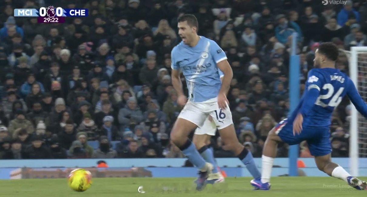 【英超争议判罚：黄牌】曼城vs切尔西，上半时，里斯詹姆斯踩中罗德里的脚面，这至少