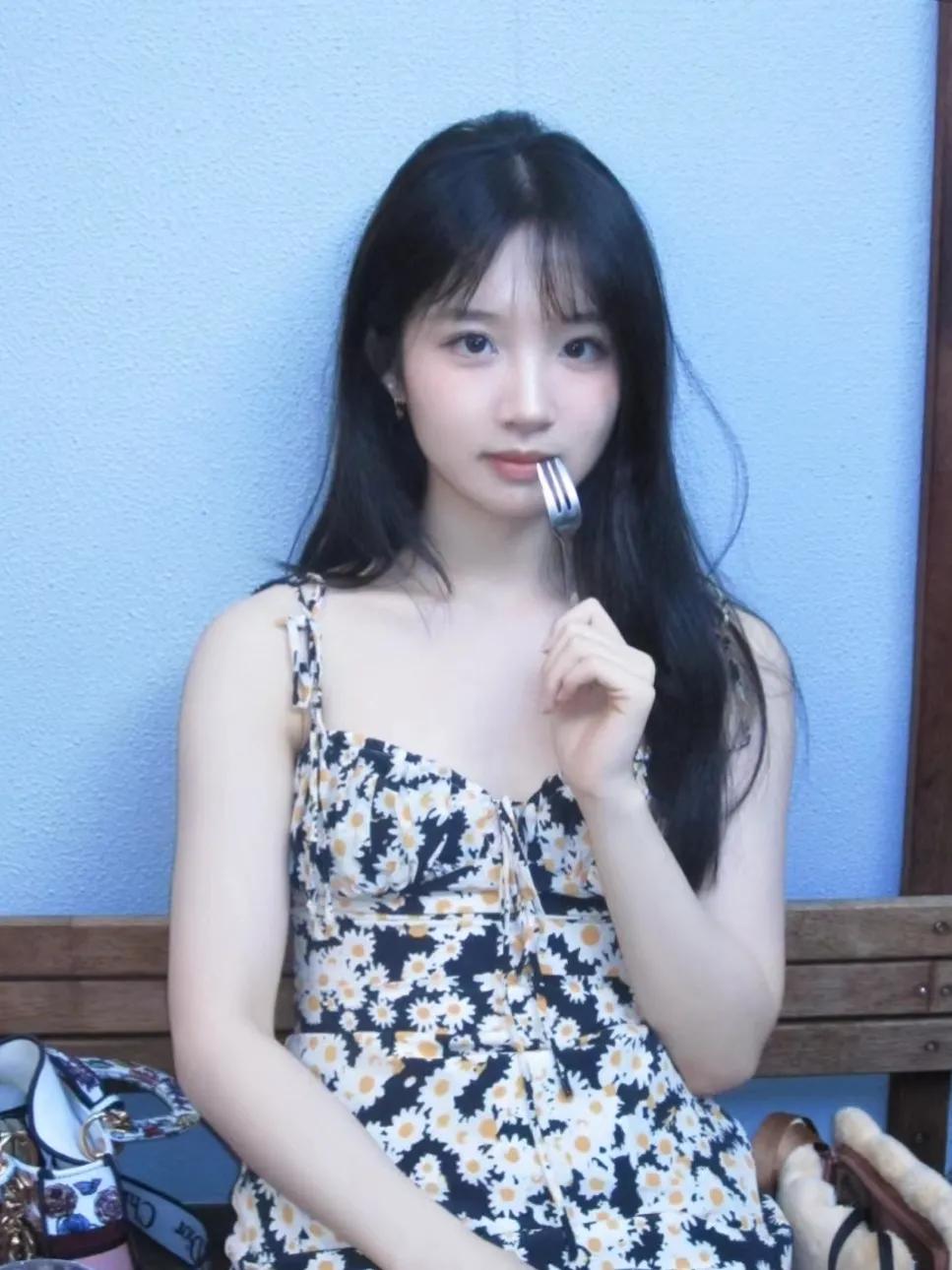 有一个名叫小丽的女孩，今年三十岁，长得漂亮可人。她在一家私企工作，虽然月薪只有4