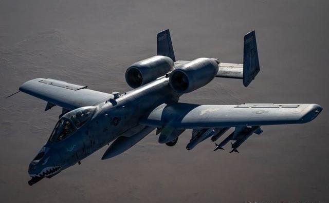 A-10一旦进场，意义不在“恐怖火力”，而在“持续压制”。A-10雷电II攻击机